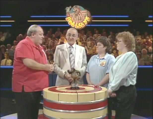 Leighton Rees talking to the contestants and Jim Bowen on Bullseye